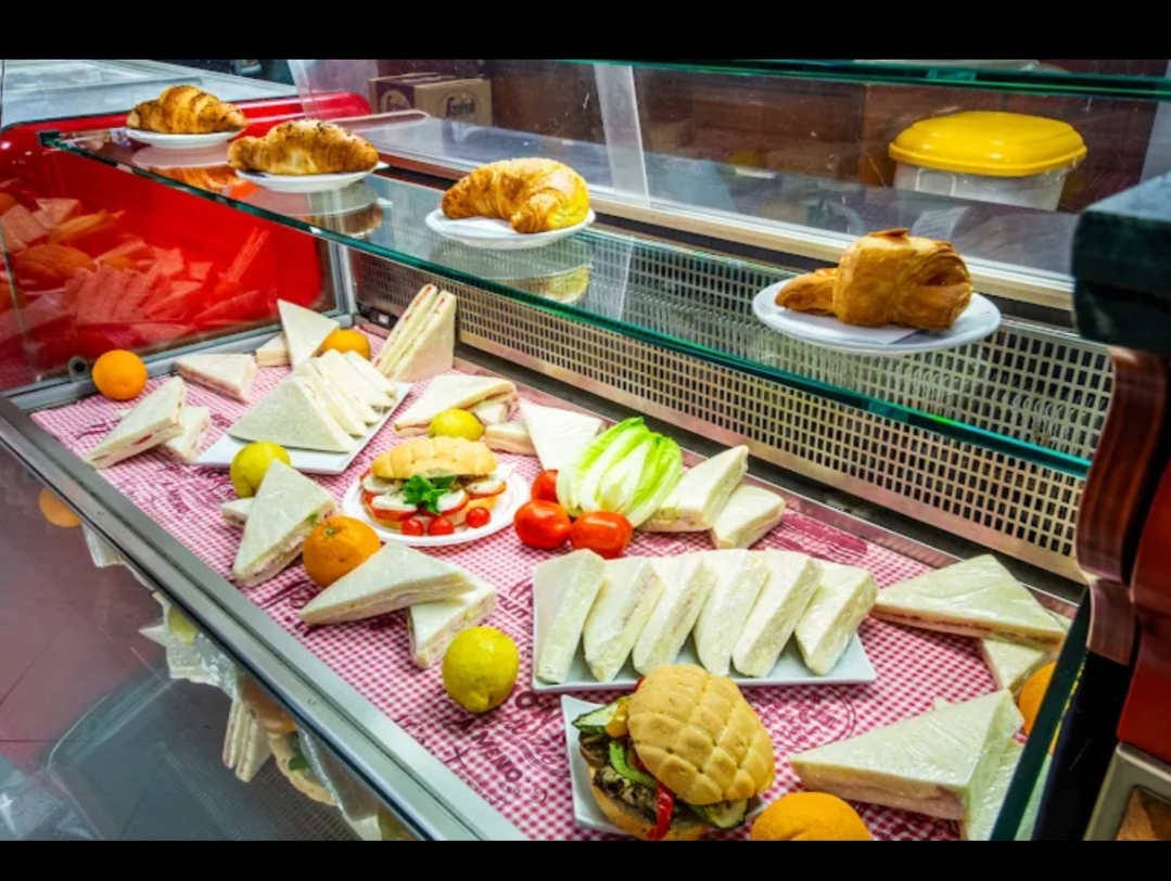 Il banco gastronomia con tramezzini e brioche