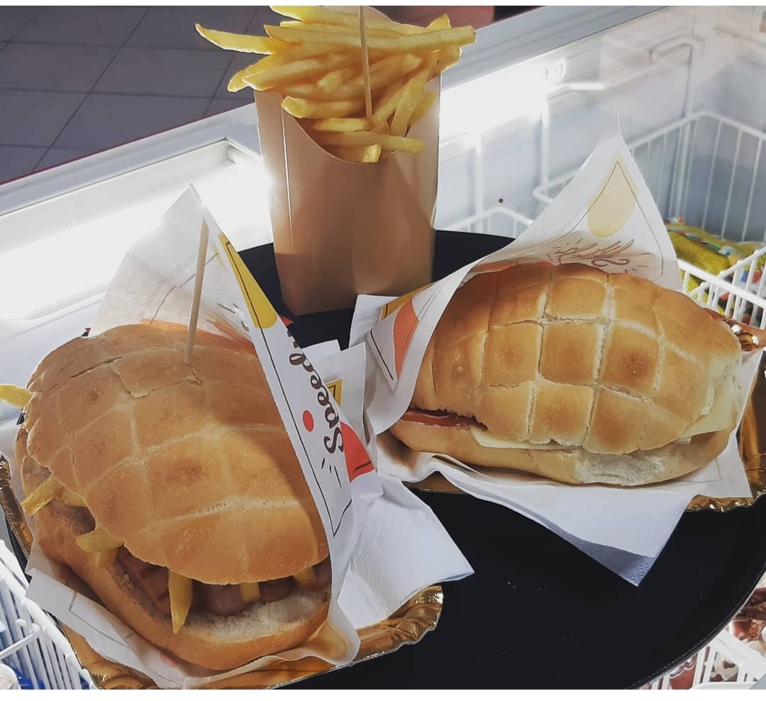 Panini e patatine pronti da gustare