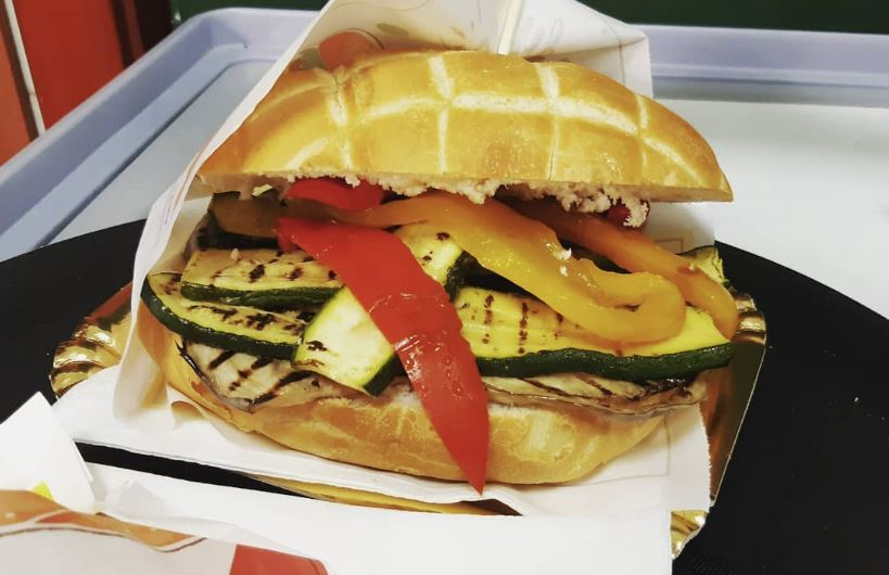 Panino farcito con verdure grigliate