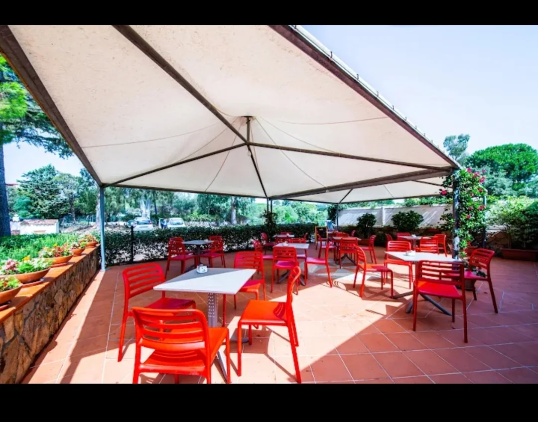 La veranda all'aperto del Comino Rosso a Capo Comino